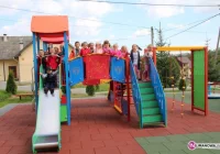 Place zabaw pełne dzieci - zdjęcie główne