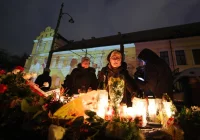 Kraków: 2,5 tys. osób czuwało pod oknem papieskim w 18. rocznicę śmierci Jana Pawła II - zdjęcie główne