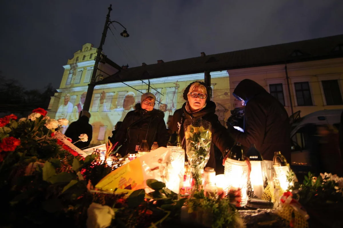 Kraków: 2,5 tys. osób czuwało pod oknem papieskim w 18. rocznicę śmierci Jana Pawła II