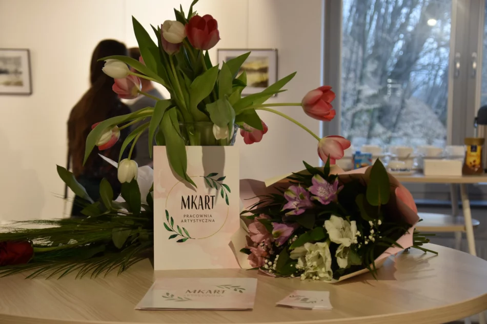 Nostalgiczna, piękna i subtelna wystawa „Mgnienie” Magdaleny Król w Miejskiej Galerii Sztuki - zdjęcie 15