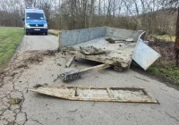 Rozbita przyczepa, porzucony Jeep i policyjne czynności - zdjęcie główne
