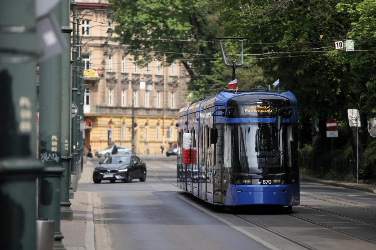 Kraków: 15-latka zapatrzona w telefon weszła pod tramwaj