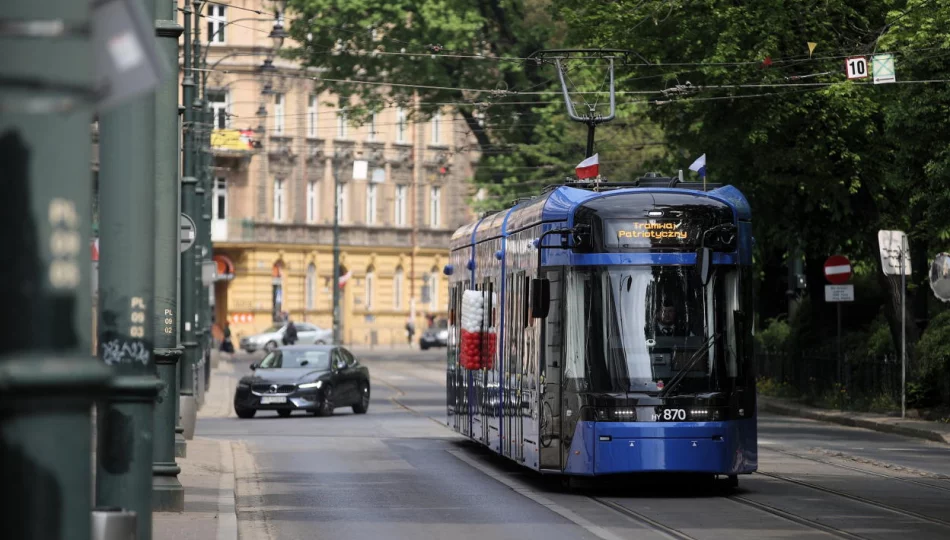 Kraków: 15-latka zapatrzona w telefon weszła pod tramwaj - zdjęcie 1