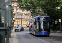 Kraków: 15-latka zapatrzona w telefon weszła pod tramwaj - zdjęcie główne