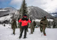 TOPR szkoli limanowski batalion w Dolinie Chochołowskiej - zdjęcie główne