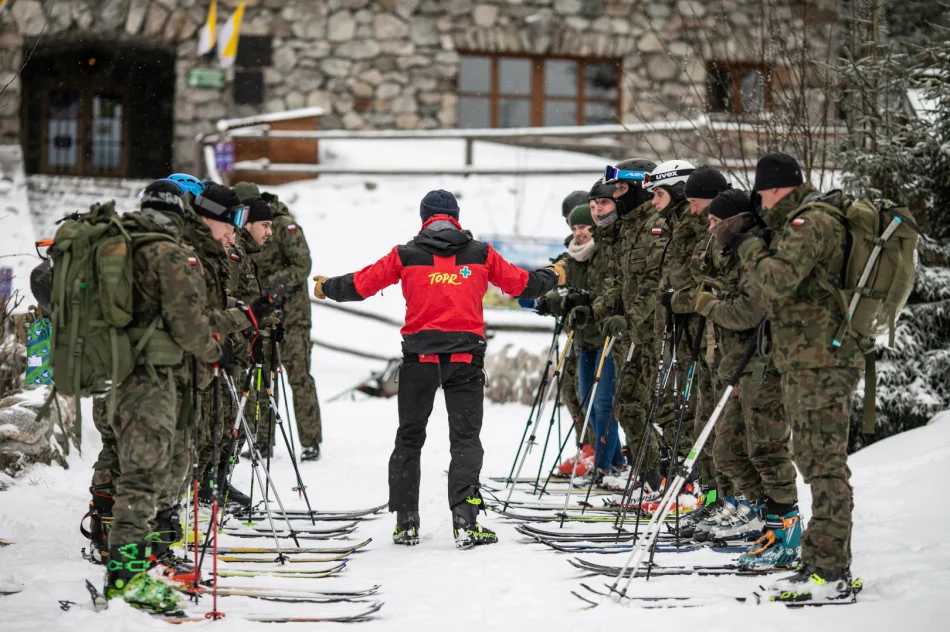 TOPR szkoli limanowski batalion w Dolinie Chochołowskiej - zdjęcie 2