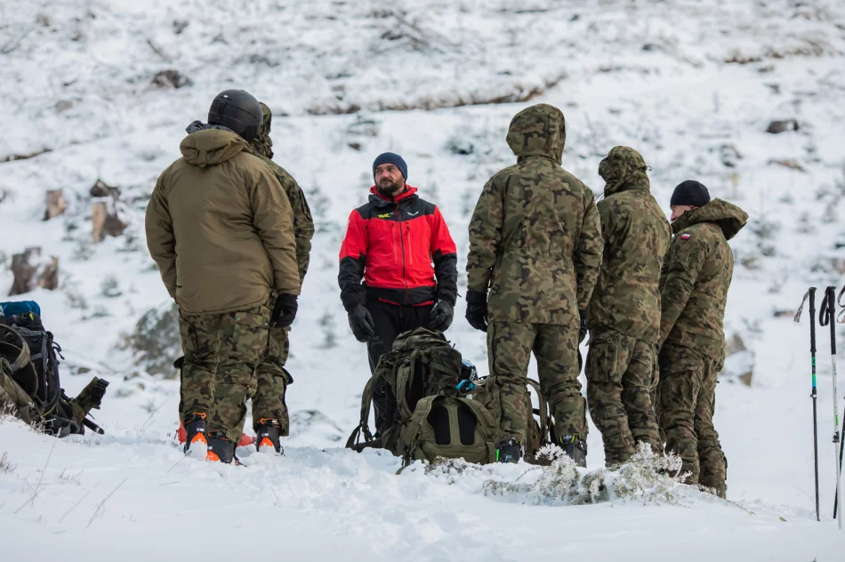 TOPR szkoli limanowski batalion w Dolinie Chochołowskiej - zdjęcie 4
