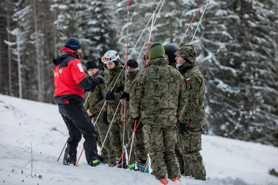 TOPR szkoli limanowski batalion w Dolinie Chochołowskiej - zdjęcie 5