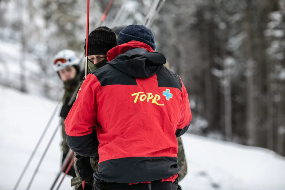 TOPR szkoli limanowski batalion w Dolinie Chochołowskiej - zdjęcie 6