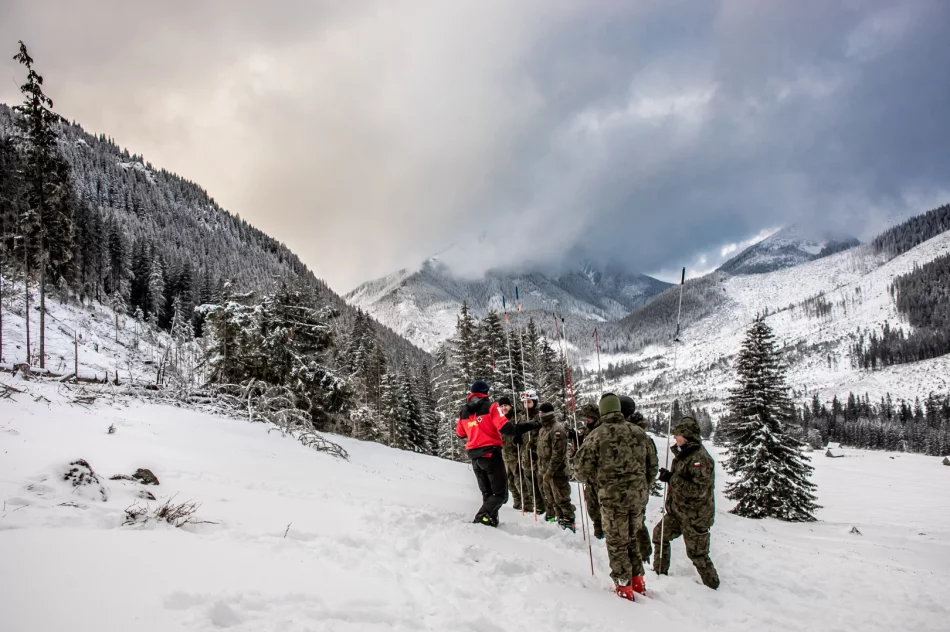 TOPR szkoli limanowski batalion w Dolinie Chochołowskiej - zdjęcie 7