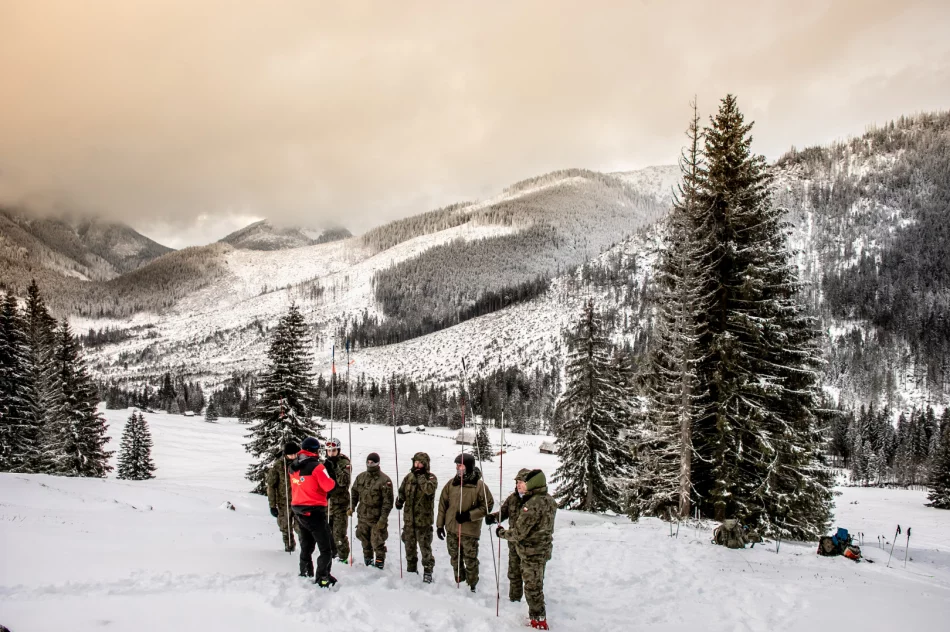 TOPR szkoli limanowski batalion w Dolinie Chochołowskiej - zdjęcie 8