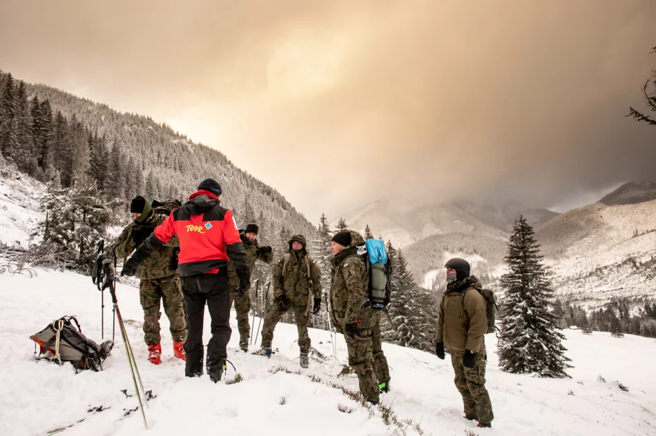 TOPR szkoli limanowski batalion w Dolinie Chochołowskiej - zdjęcie 9