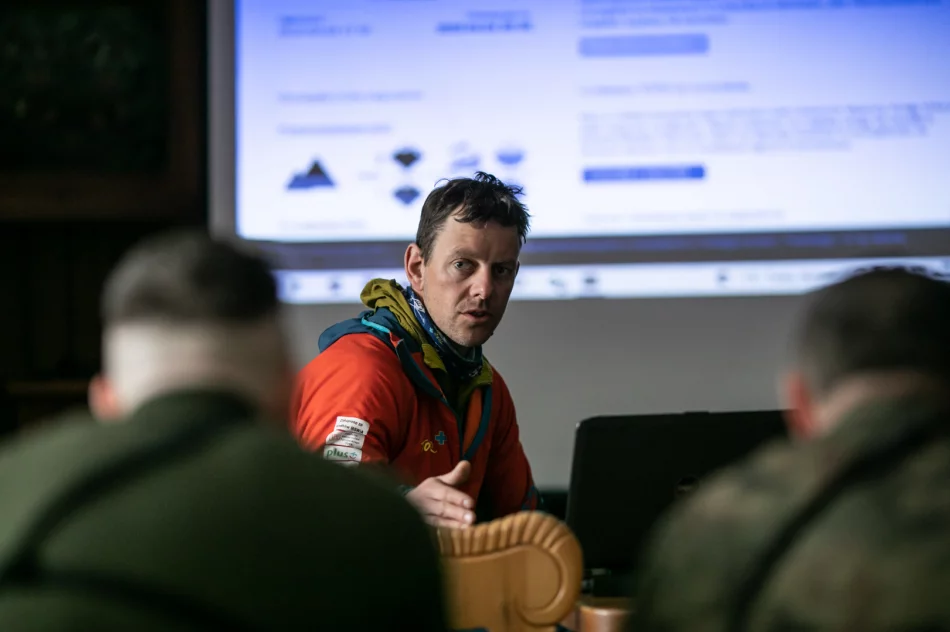 TOPR szkoli limanowski batalion w Dolinie Chochołowskiej - zdjęcie 11