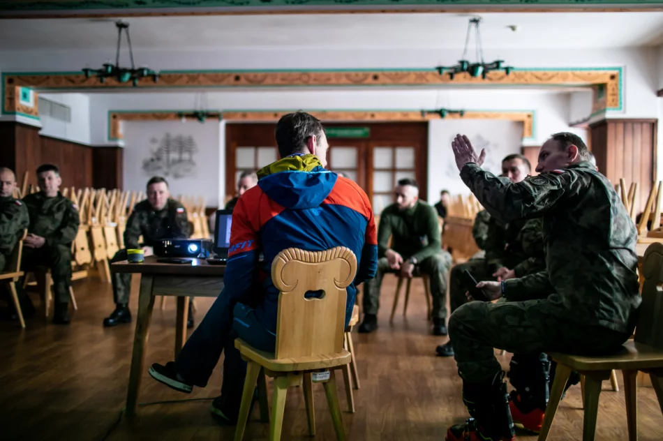 TOPR szkoli limanowski batalion w Dolinie Chochołowskiej - zdjęcie 12