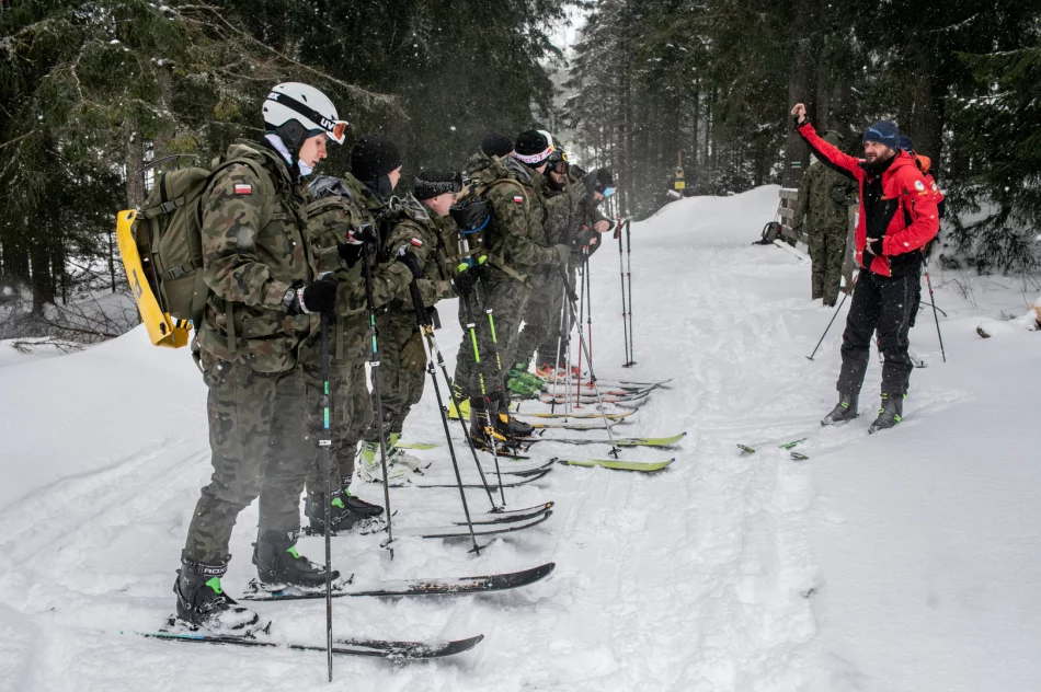 TOPR szkoli limanowski batalion w Dolinie Chochołowskiej - zdjęcie 13