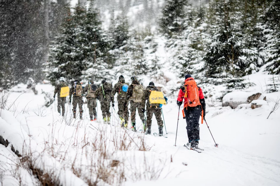 TOPR szkoli limanowski batalion w Dolinie Chochołowskiej - zdjęcie 14