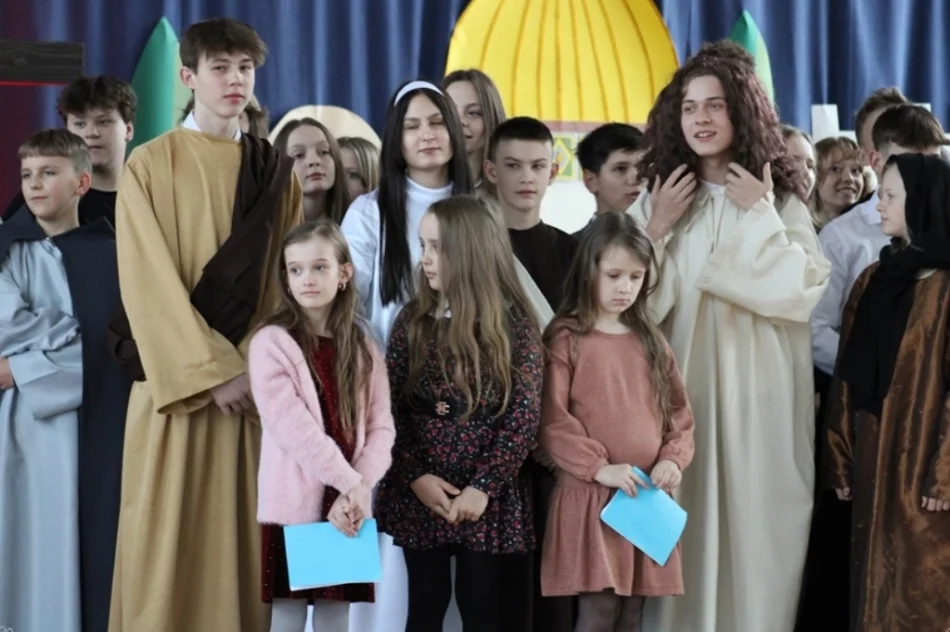 ​“Stacja Miłość” - szkolne misterium - zdjęcie 4