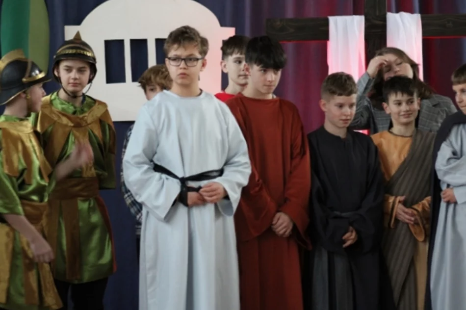 ​“Stacja Miłość” - szkolne misterium - zdjęcie 5