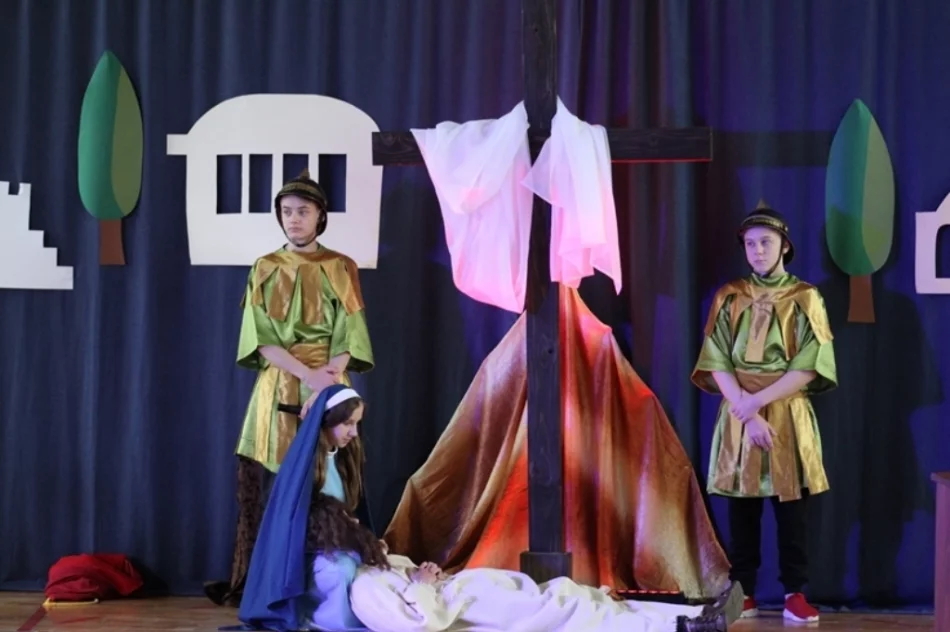 ​“Stacja Miłość” - szkolne misterium - zdjęcie 9