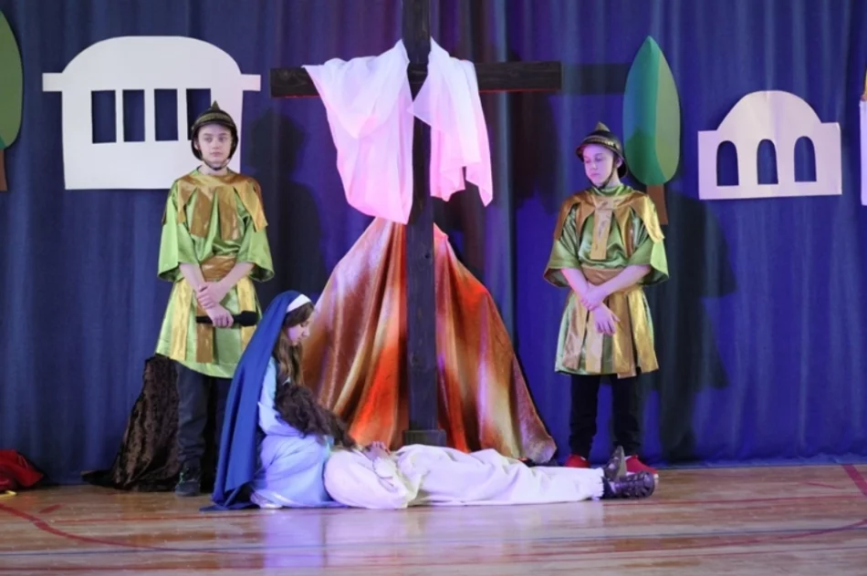 ​“Stacja Miłość” - szkolne misterium - zdjęcie 10