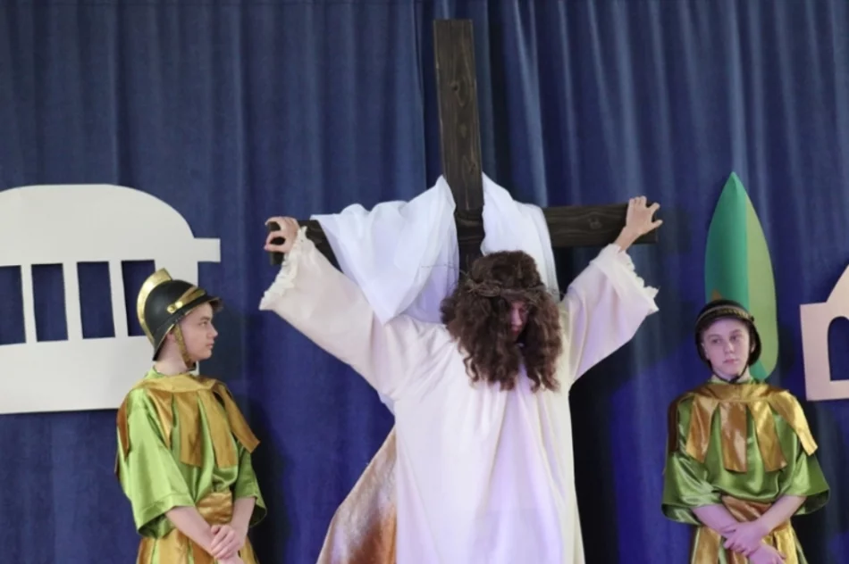 ​“Stacja Miłość” - szkolne misterium - zdjęcie 11