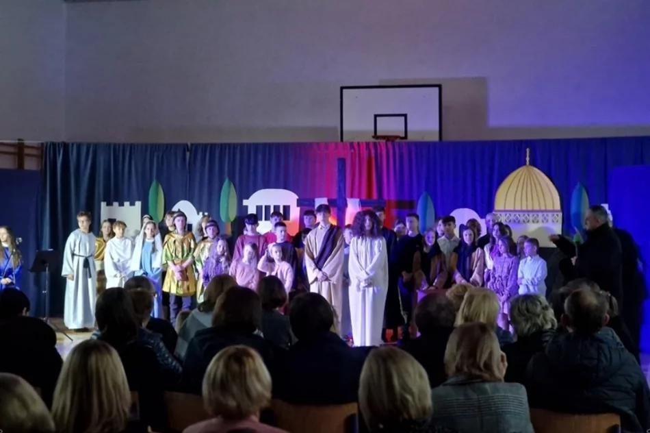 ​“Stacja Miłość” - szkolne misterium - zdjęcie 16