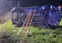 Strażacy wydobywali kierowcę. 23-latek miał prawie 2 promile - zdjęcie główne