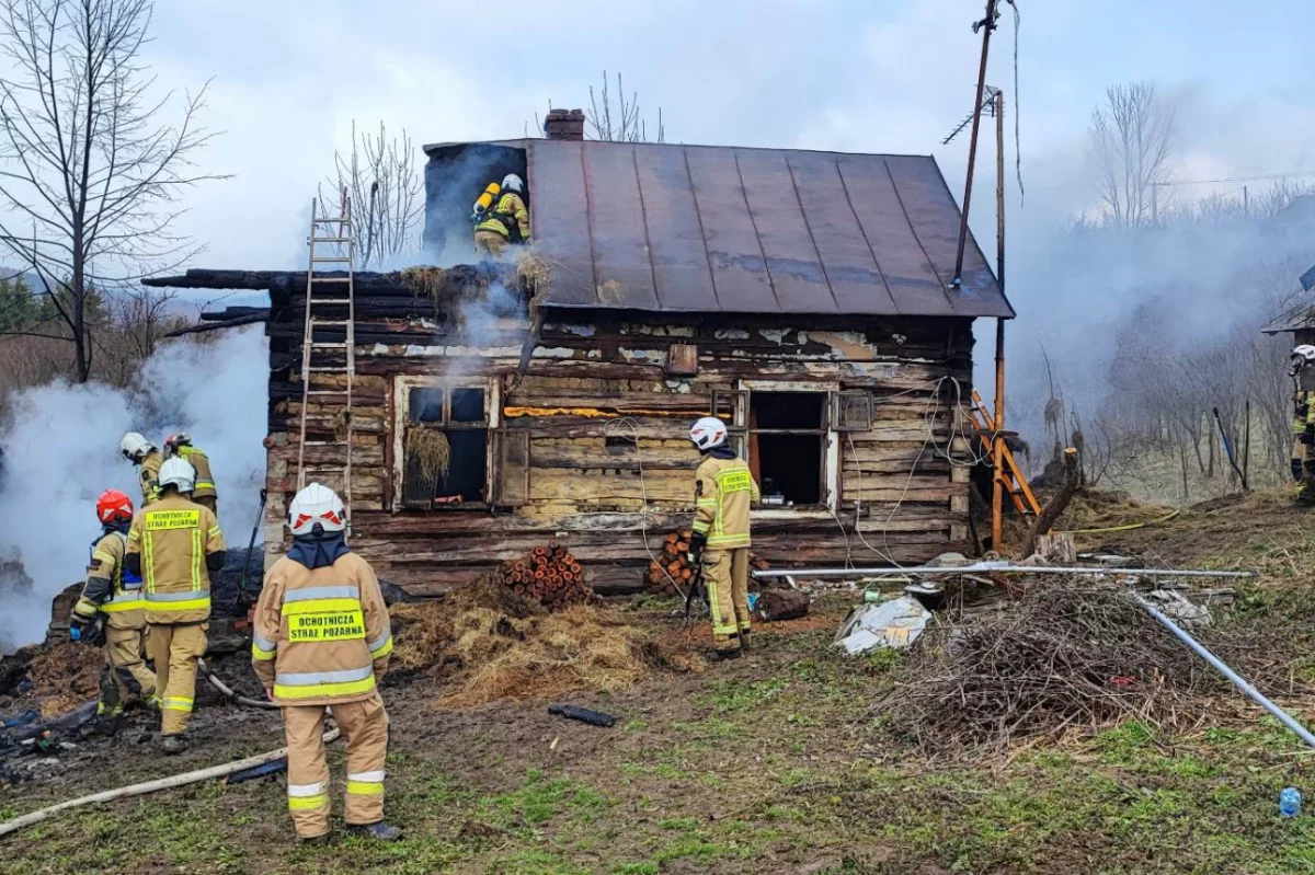 Pożar drewnianego domu, 9 zastępów straży w akcji