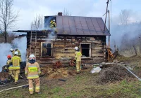 Pożar drewnianego domu, 9 zastępów straży w akcji - zdjęcie główne
