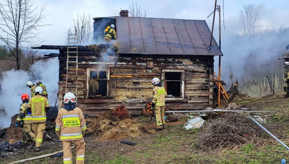 Pożar drewnianego domu, 9 zastępów straży w akcji - zdjęcie 1