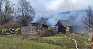 Pożar drewnianego domu, 9 zastępów straży w akcji - zdjęcie 2