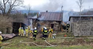 Pożar drewnianego domu, 9 zastępów straży w akcji - zdjęcie 3
