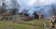 Pożar drewnianego domu, 9 zastępów straży w akcji - zdjęcie 5