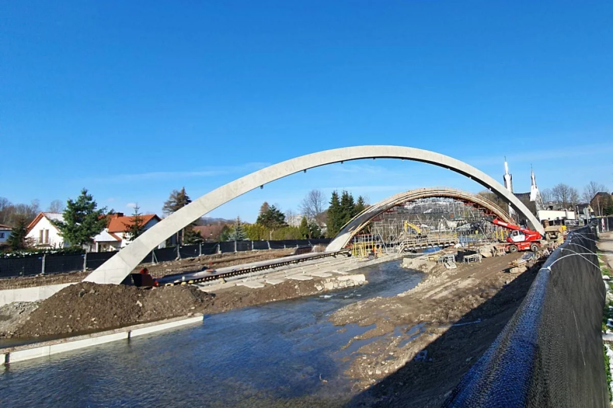 Łuki nowego mostu gotowe