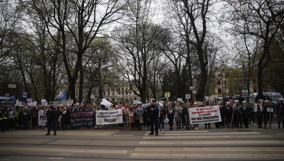 Protest pielęgniarek i położnych w Krakowie - zdjęcie 1
