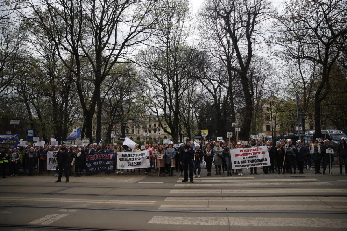 Protest pielęgniarek i położnych w Krakowie