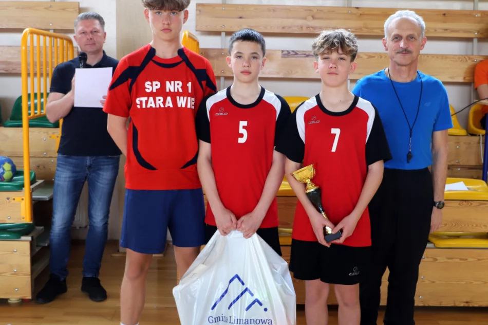 Chłopcy ze Starej Wsi Mistrzami Gminy Limanowa w Piłce Ręcznej Dzieci - zdjęcie 10
