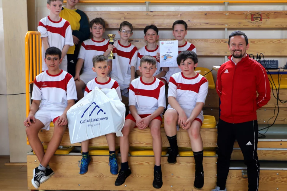 Chłopcy ze Starej Wsi Mistrzami Gminy Limanowa w Piłce Ręcznej Dzieci - zdjęcie 12