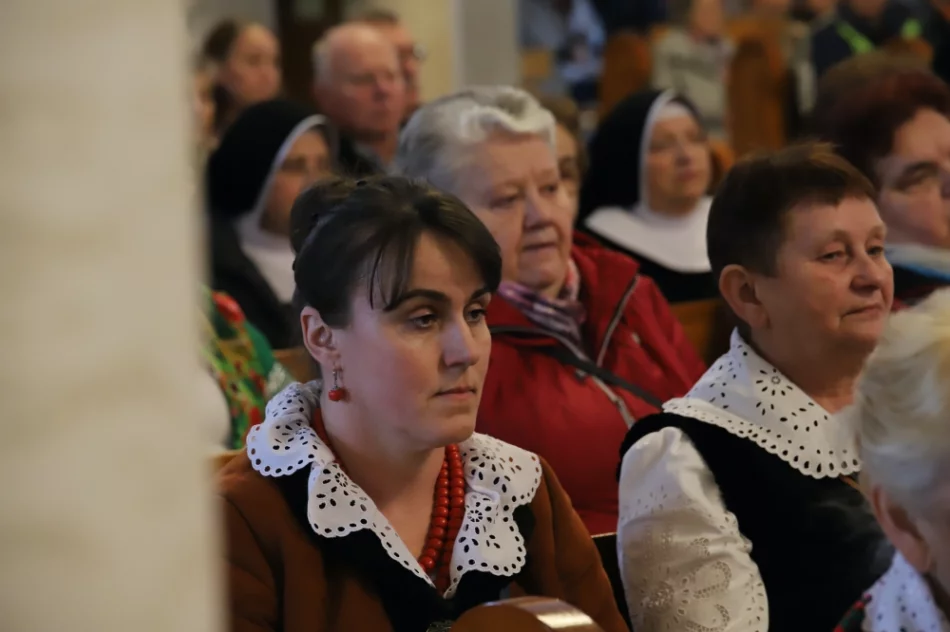 Kard. Stanisław Dziwisz w Mszanie Dolnej: mamy rozpalać płomienie wiary, nadziei i miłości - zdjęcie 16