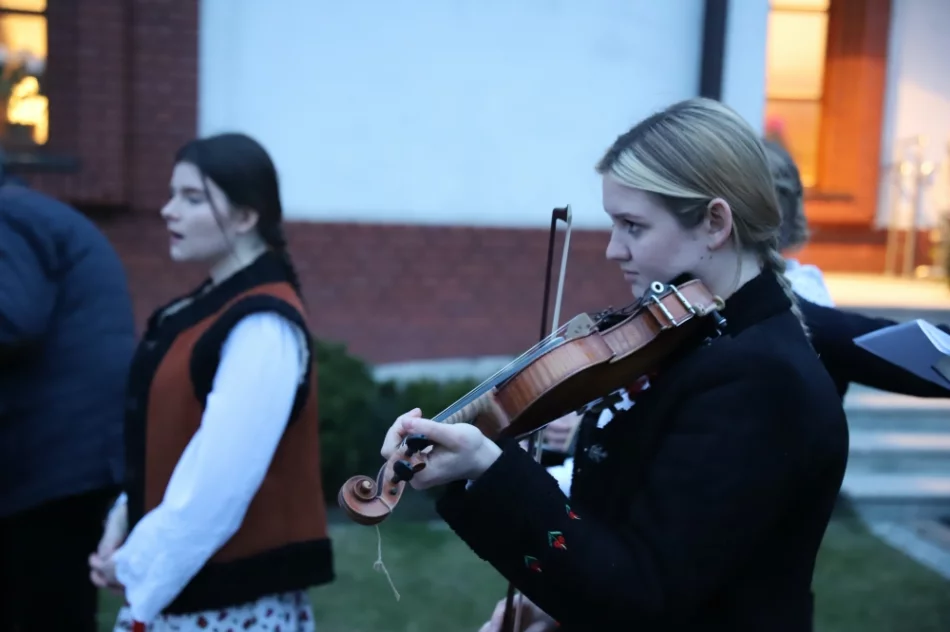 Kard. Stanisław Dziwisz w Mszanie Dolnej: mamy rozpalać płomienie wiary, nadziei i miłości - zdjęcie 18