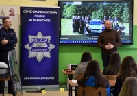Policjanci zachęcali młodzież do służby w mundurze - zdjęcie główne