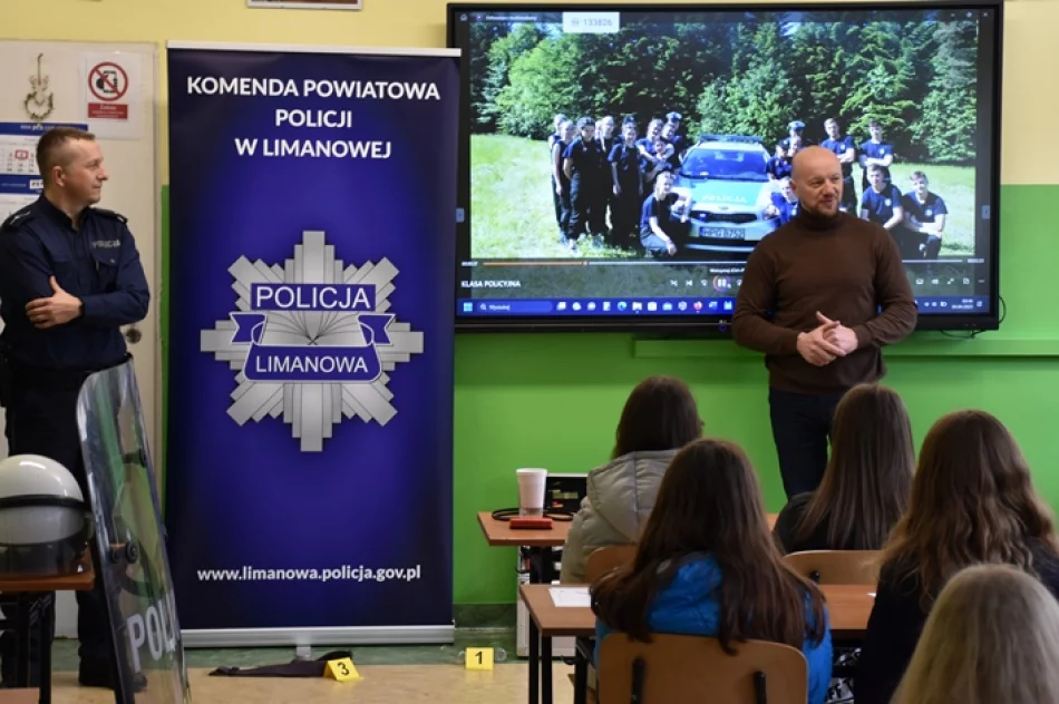 Policjanci zachęcali młodzież do służby w mundurze - zdjęcie 2