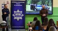 Policjanci zachęcali młodzież do służby w mundurze - zdjęcie 2