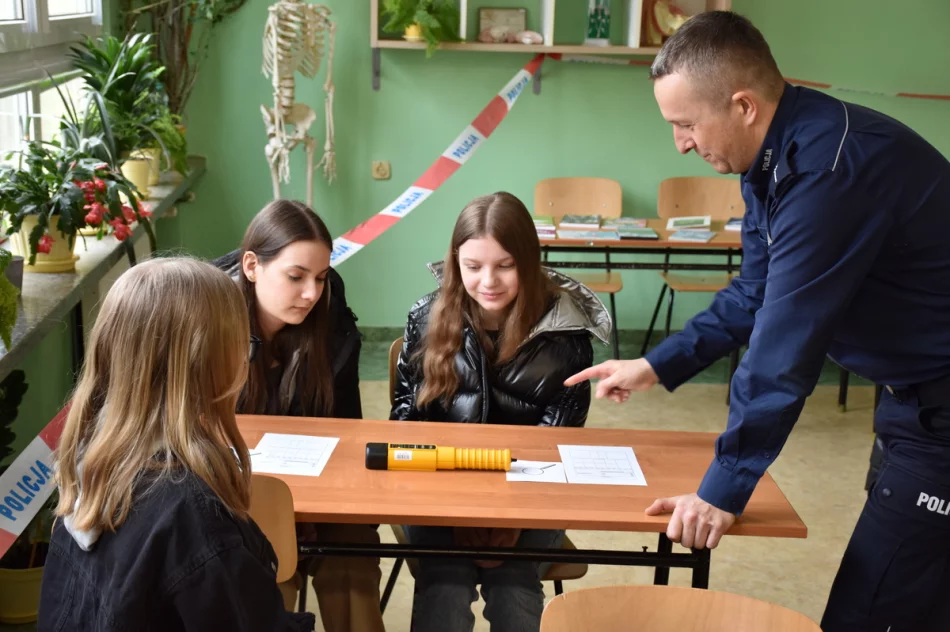 Policjanci zachęcali młodzież do służby w mundurze - zdjęcie 4