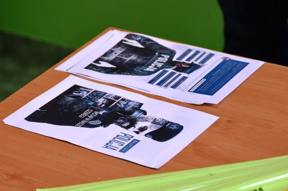 Policjanci zachęcali młodzież do służby w mundurze - zdjęcie 6