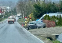 Zderzenie pojazdów, jeden z kierowców zabrany do szpitala - zdjęcie główne