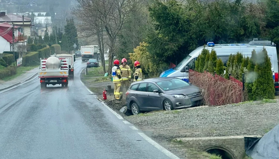 Zderzenie pojazdów, jeden z kierowców zabrany do szpitala - zdjęcie 1