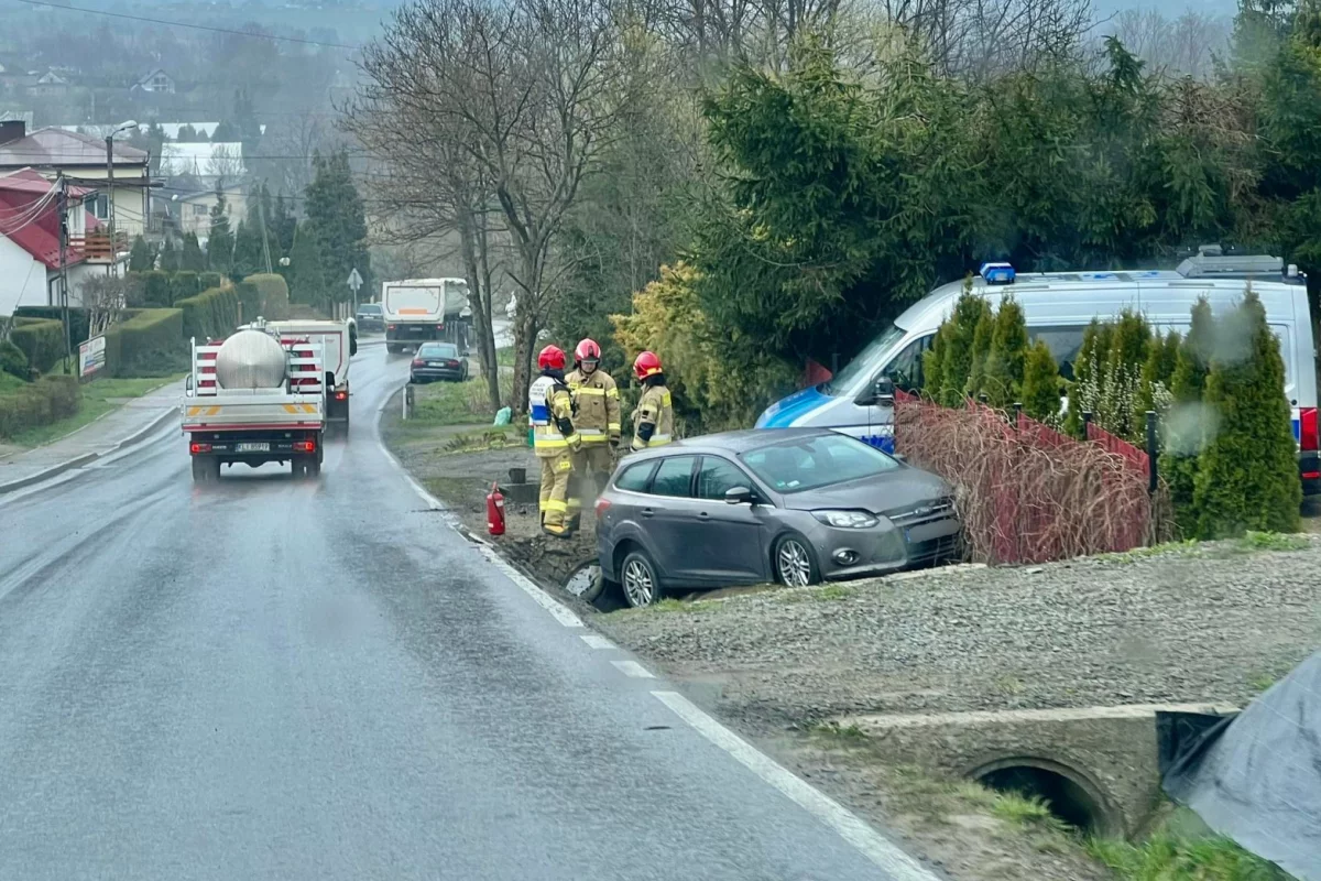 Zderzenie pojazdów, jeden z kierowców zabrany do szpitala