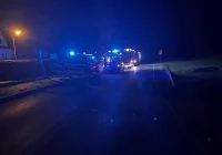 Samochód wywrócił się i zatrzymał na ogrodzeniu. Za kierownicą 19-latka - zdjęcie główne