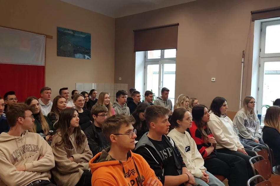 Spotkanie z wolontariuszami AFS, czyli kawałek świata w ZSTI - zdjęcie 3